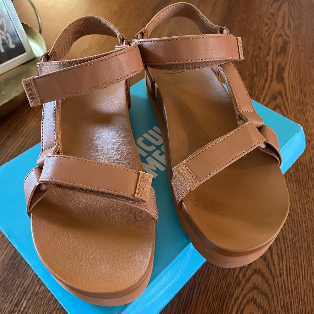 Reef Women’s Sandals. Cushion Rem Hi. Size 10. Cognac brown. Platform Height.